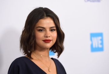 How to Achieve Selena Gomez's Curly Bob 