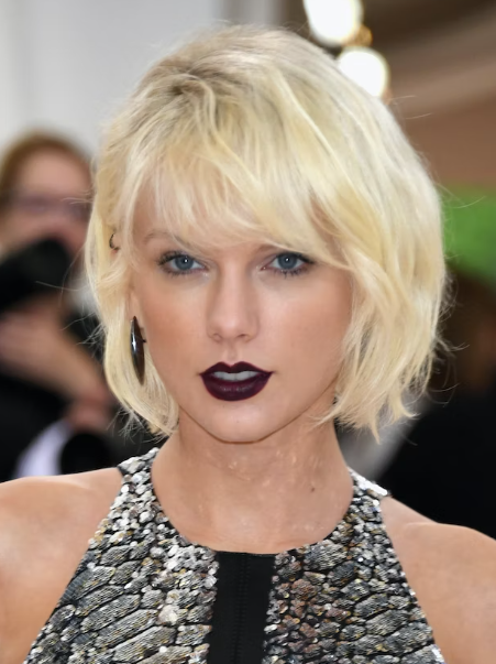Taylor Swift Side Parting Hairstyle